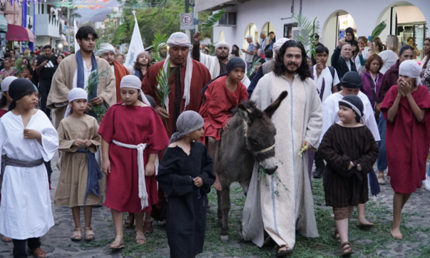 Ajijic marks Palm Sunday amid wind and other challenges